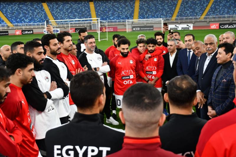 الدكتور محمود حسين خلال زيارته لمعسكر المنتخب