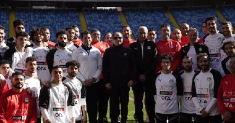 الرئيس عبد الفتاح السيسي ولاعبى المنتخب