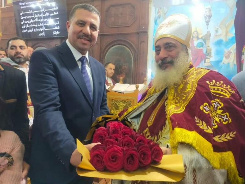 خلال تقديم التهاني 