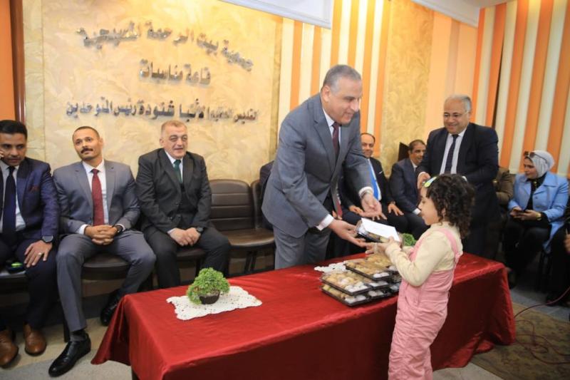محافظ سوهاج يشارك أطفال بيت الرحمة فرحتهم بعيد الميلاد المجيد