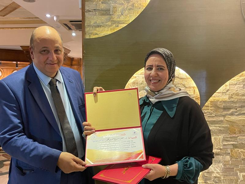 أثناء تسلم الشهادة 