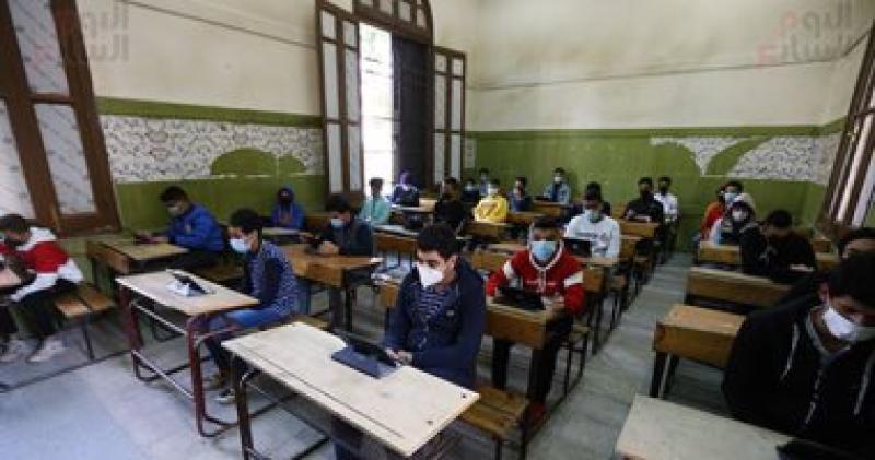 طلاب الصف الأول الثانوي
