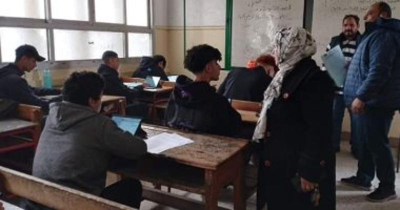 الدكتورة إيمان عبد الله مدير عام إدارة القاهرة الجديدة تتابع سير الامتحانات