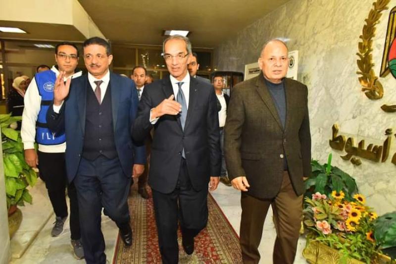 وزير الاتصالات وسكرتير  عام مساعد