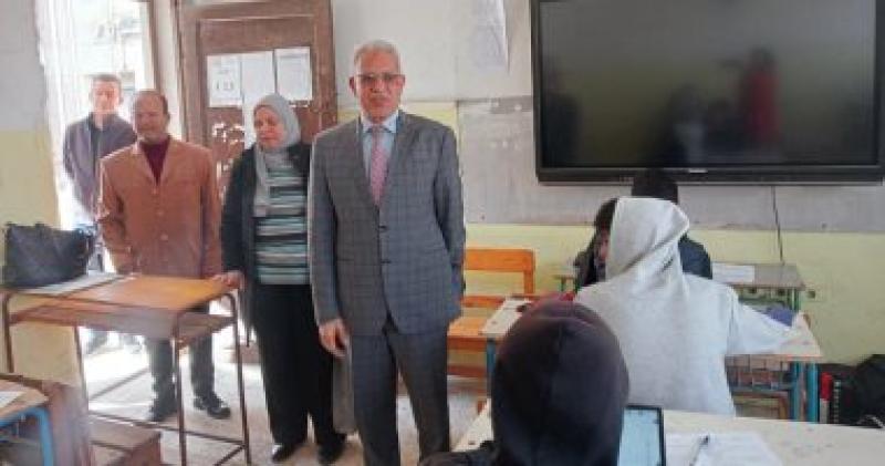 مدير تعليم القاهرة يتفقد إمتحانات ثانية ثانوى