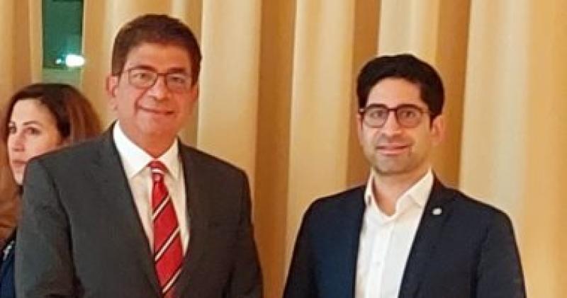 وزير الاقتصاد بولاية هيسن مع رئيس المنظمة