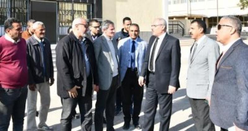 رئيس جامعة قناة السويس وأعضاء هيئة التدريس والإداريين بكلية العلاج الطبيعى