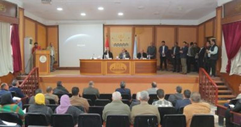 جانب من مناقشة الخطة الاستثمارية