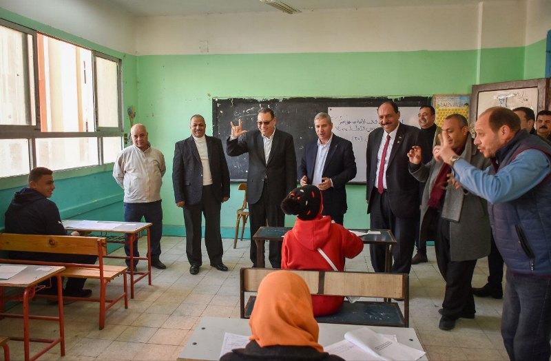 جانب من متابعة الامتحانات
