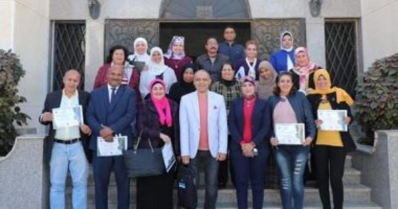 المشاركون فى الدورة التدريبية أمام ديوان المحافظة