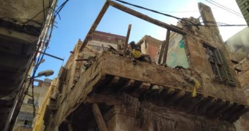 إزالة الأجزاء الخطرة بعقارين في الإسكندرية