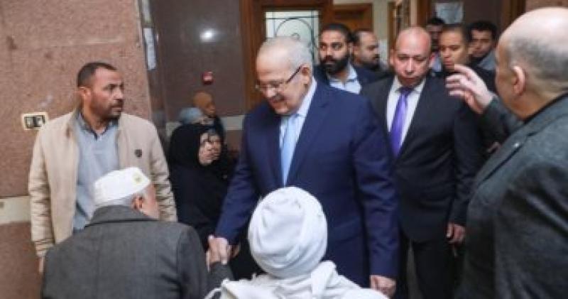 جولة رئيس جامعة القاهرة