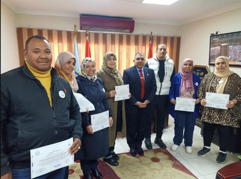 رئيس حي البساتين يتوسط موظفي الحي المكرمين