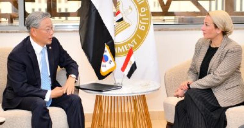 وزيرة البيئة مع سفير كوريا الجنوبية