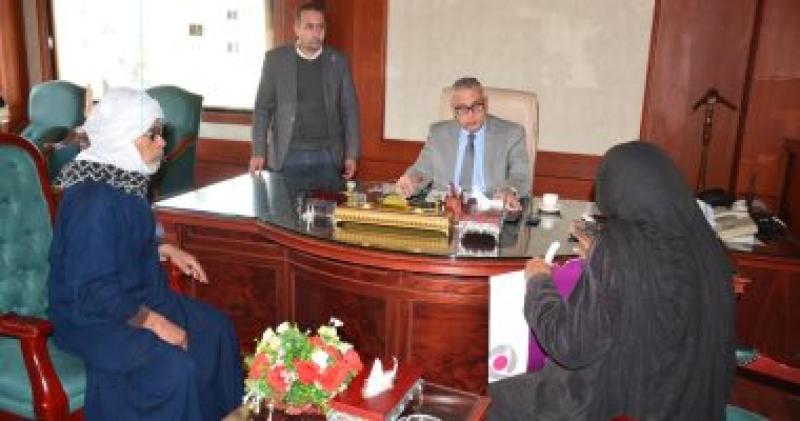 جانب من لقاء المحافظ بالمواطنين