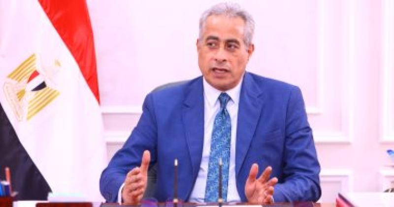 وزير العمل حسن شحاتة