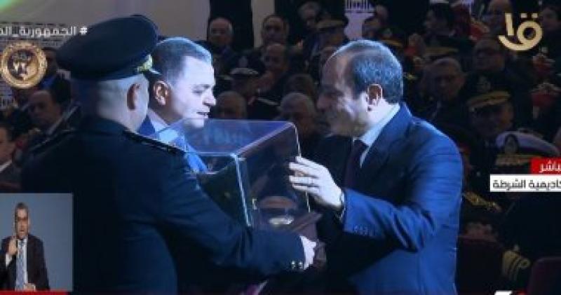 وزير الداخلية يقدم هدية تذكارية إلى الرئيس السيسي