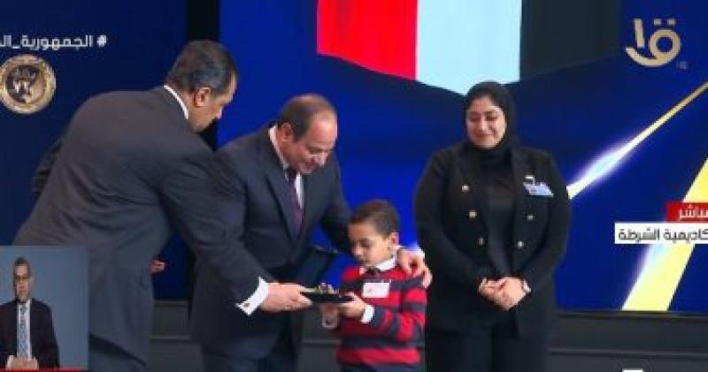 الرئيس السيسي يكرم أسماء عدد من شهداء الشرطة