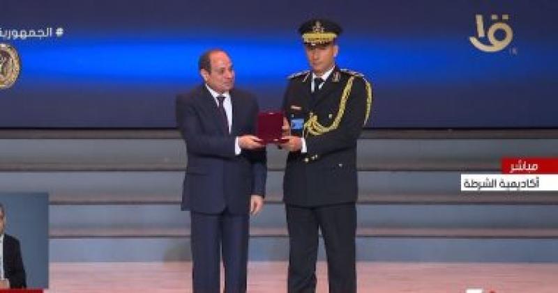 الرئيس السيسي يكرم الضباط المتميزين خلال حفل عيد الشرطة