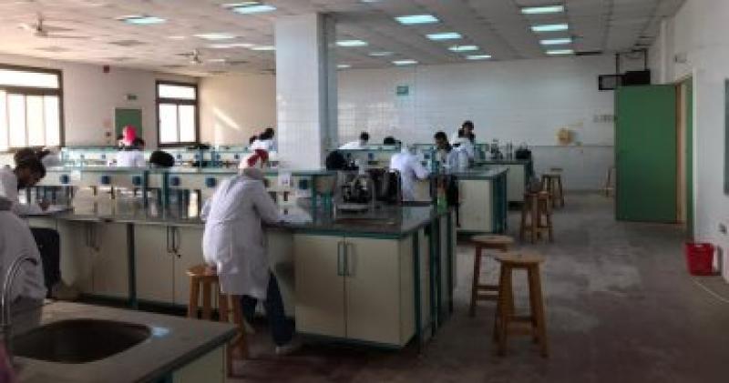 جانب من أداء إمتحانات العملى لطلاب كلية الطب بجامعة الإسماعيلية