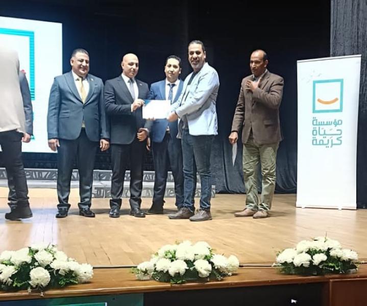 حياة كريمة بالإسماعيلية تكرم مراسل الوفد 