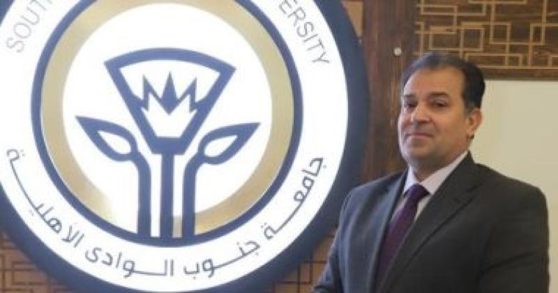 الدكتور أحمد عكاوى رئيس جامعة جنوب الوادي