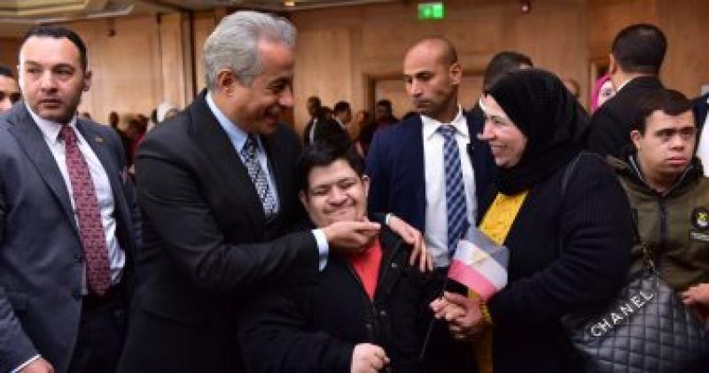 وزير العمل يسلم عقود توظيف لذوى همم