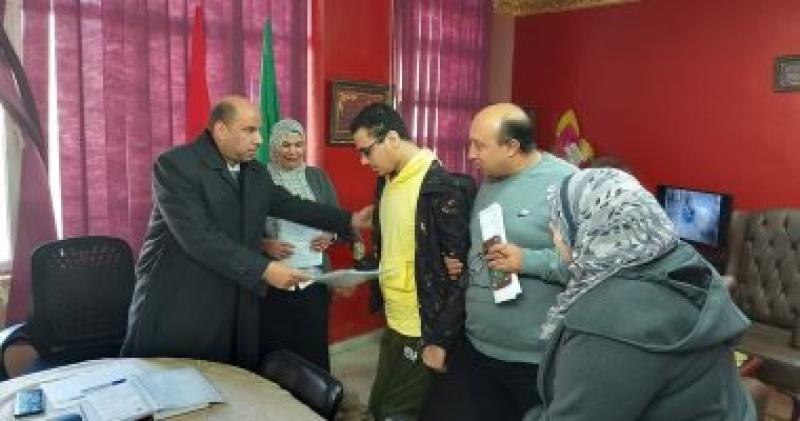 تسليم عقود عمل جديدة لشباب ذوى الهمم