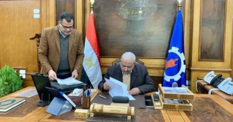محافظ السويس خلال اعتماد نتيجة الشهادة الإعدادية