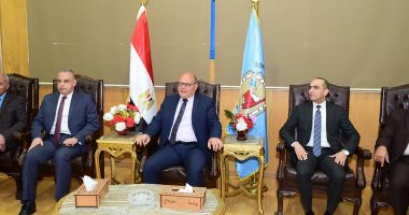 محافظ سوهاج ورئيس الجامعة بحفل التكريم