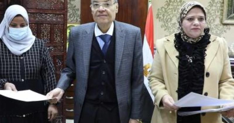 محافظ المنيا خلال تسليم المشروعات