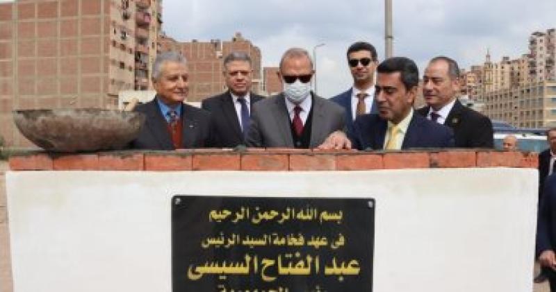 المحافظ خلال وضع ساس المجمع الخدمى بشبرا الخيمة