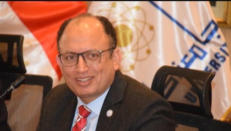 الدكتور السيد قنديل، رئيس جامعة حلوان،