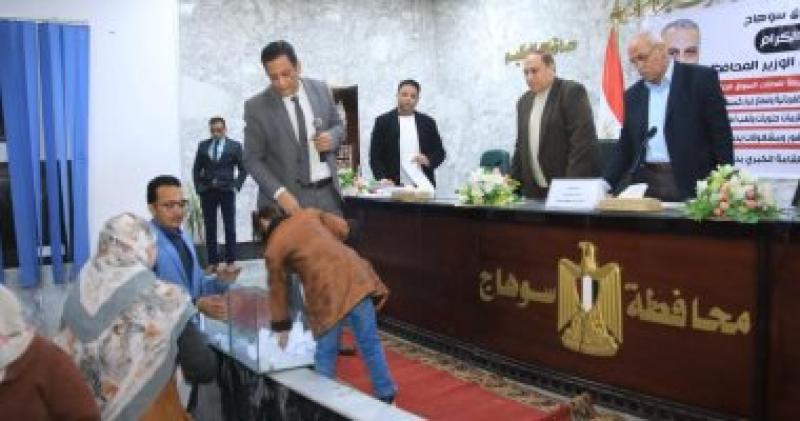 محافظ سوهاج يشهد القرعة العلنية