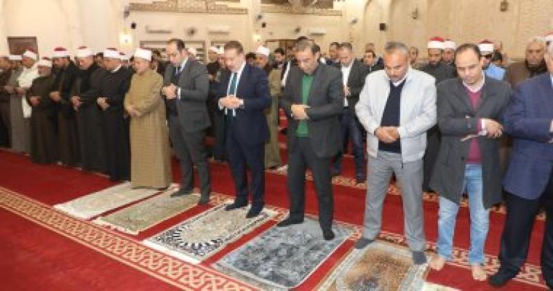 جانب من صلاة المحافظ داخل المسجد