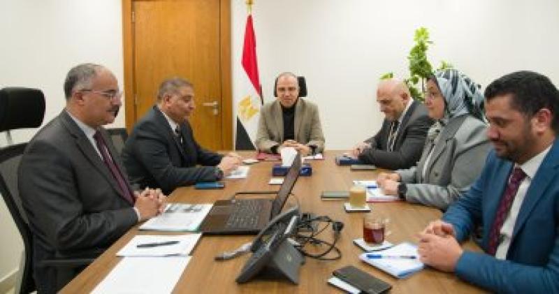 وزير الرى يبحث إجراءات تحصيل مستحقات الدولة التابعة للوزارة