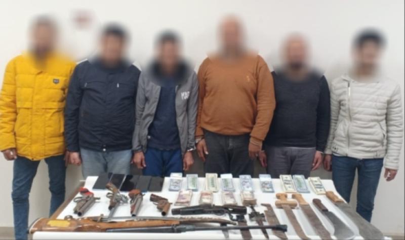 التشكيل المتهم بتقليد العملات الاجنبية وبحوزتهم المضبوطات