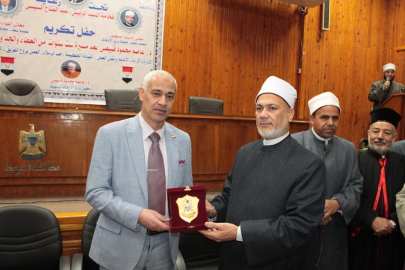 اثناء تكريم الدكتور عاصم