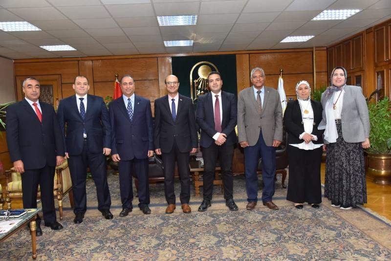 رئيس الجامعه اجتمع باللجنه
