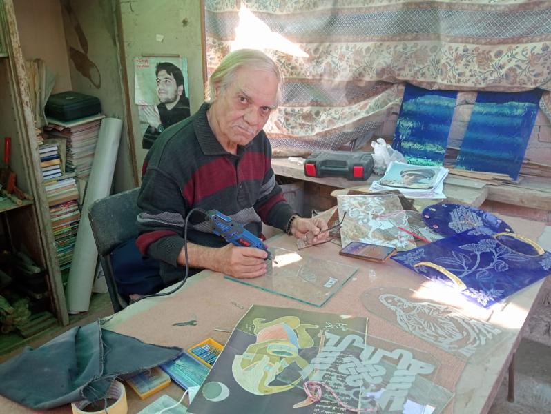 سعيد قمر اول حفار زجاج يدوى بالقليوبية