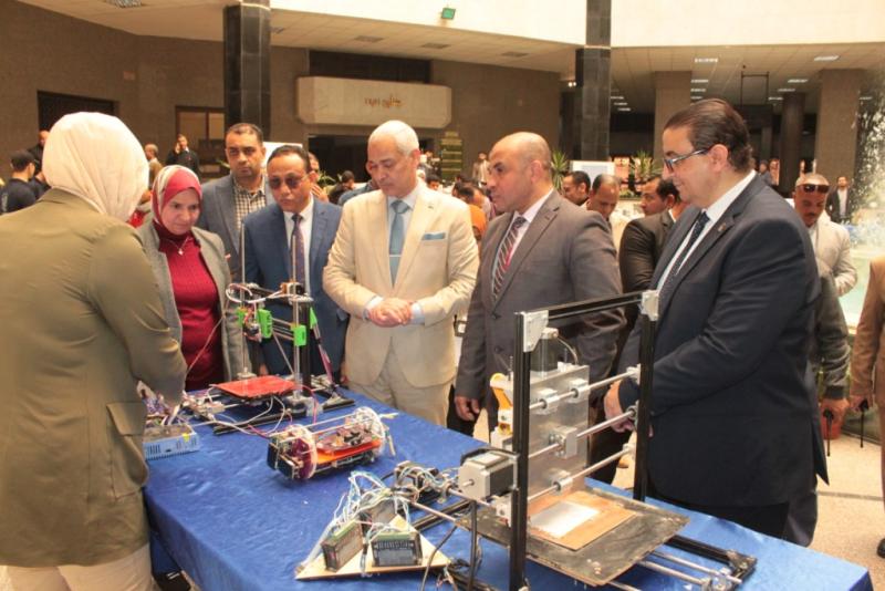 اثناء تفقد المعرض نائب رئيس الجامعه