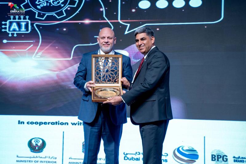 المستشار البيطار يكرم دكتور مادان 