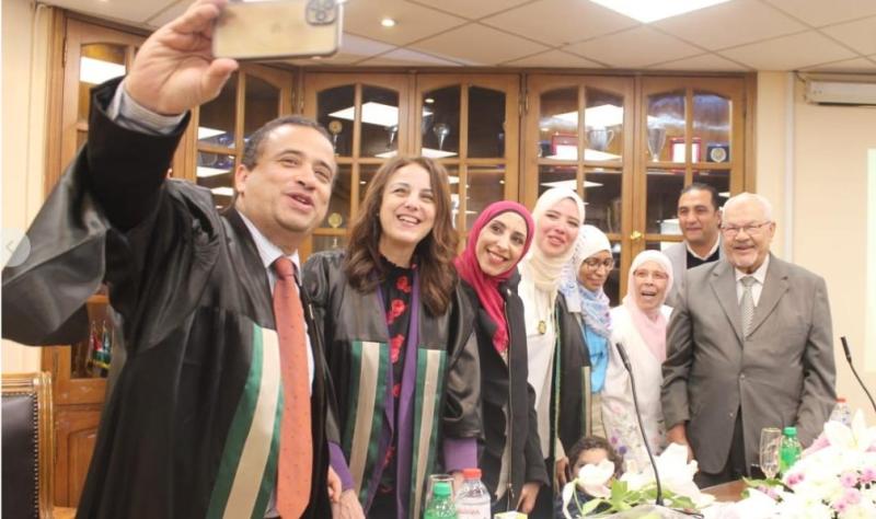 الباحثه هبه صلاح ايوب ولجنة التحكيم
