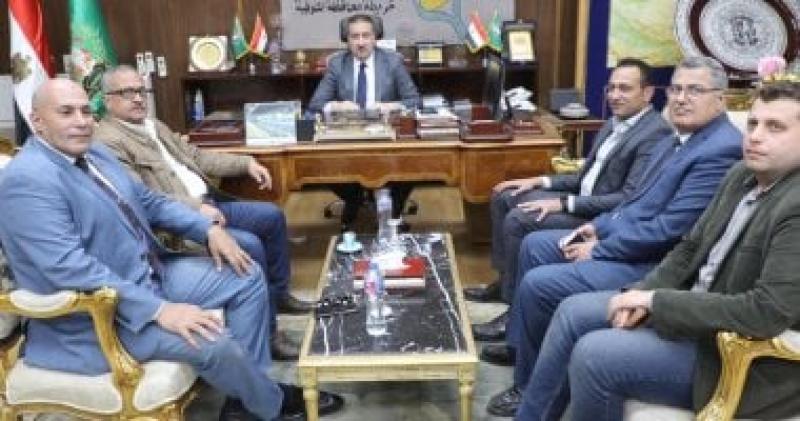 محافظ المنوفية يلتقي بمسئولي البنية التحتية