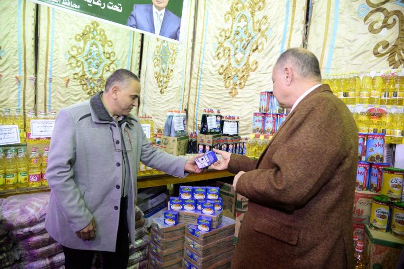 محافظ أسيوط اثناء افتتاح معارض 