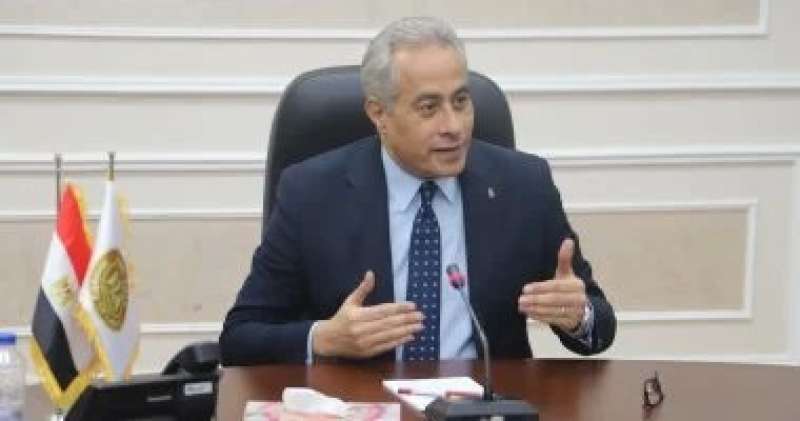 وزير العمل حسن شحاتة