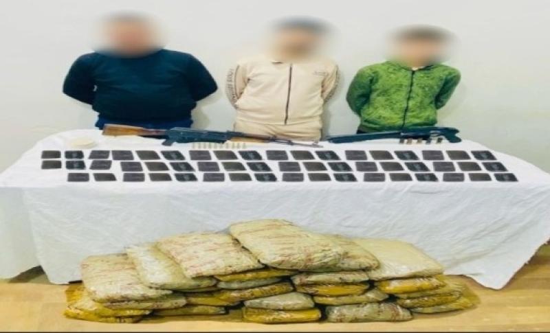 المتهمون بالاتجار بالمخدرات وبحوزتهم المضبوطات