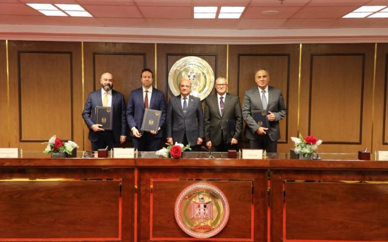 جانب خلال توقيع البروتوكول