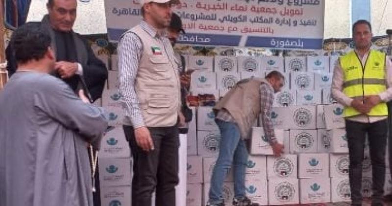 جانب من توزيع الكراتين على الأسر
