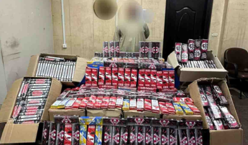 المتهم وبحوزته الالعاب النارية المضبوطة